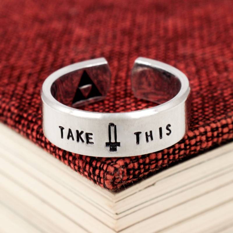 Nimm Diesen Ring Handgestempelte Aluminium Gamer Manschette Mit Pixel-Schwert von fromtheinternet