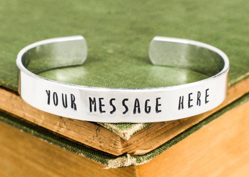 Personalisierte Aluminium Armband Hand Gestempelt Nachricht von fromtheinternet