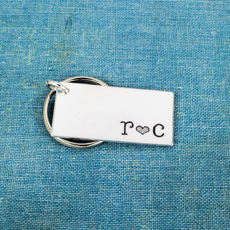 Personalisierte Initialen Schlüsselanhänger Hand Gestempelt Aluminium Paare Geschenk Personalisierte Initialen Schlüsselanhänger Hand Gestempelt Aluminium Paare Geschenk von fromtheinternet