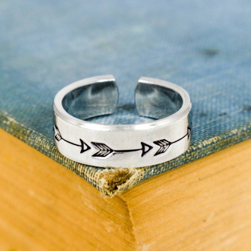 Pfeil Ring - Verstellbarer Aluminiumring von fromtheinternet