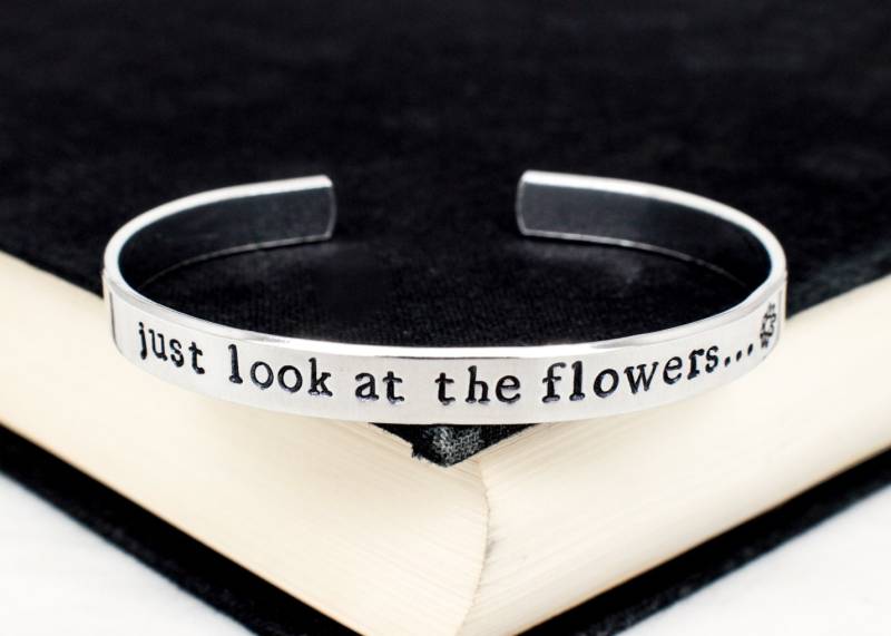 Schauen Sie Sich Einfach Das Blumen-Armband An Schauen Sie Sich Einfach Das Blumen-Armband An von fromtheinternet