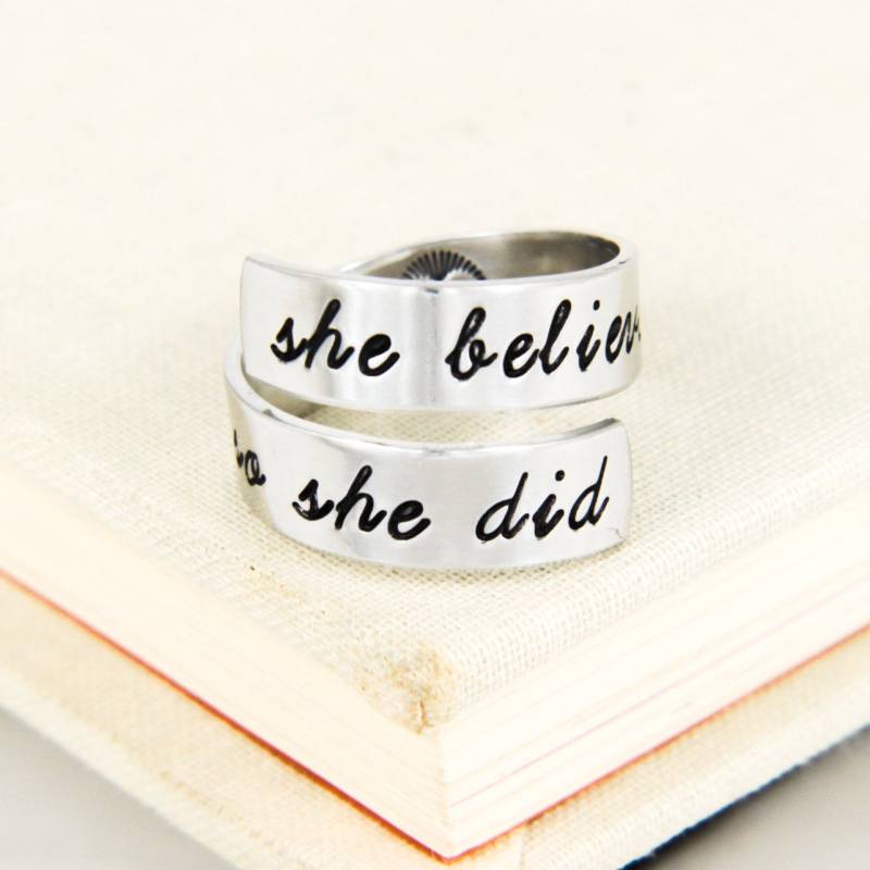 Sie Glaubte, Sie Könnte Also Ring Wickeln Inspirational Zitat von fromtheinternet