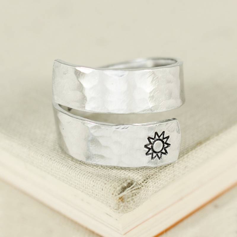 Sie Sind Mein Sonnenschein Versteckt Text Texturierter Wrap Ring, Verstellbarer Aluminium Affirmation Schmuck von fromtheinternet