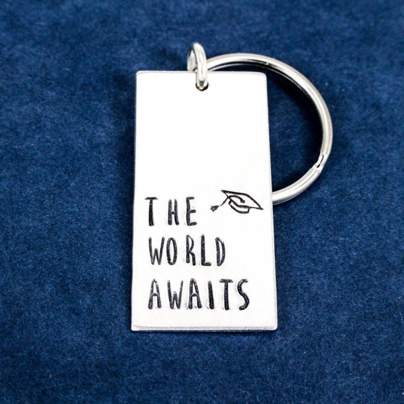 The World Awaits Keychain, Graduation Gifts, Class Of 2019 von fromtheinternet