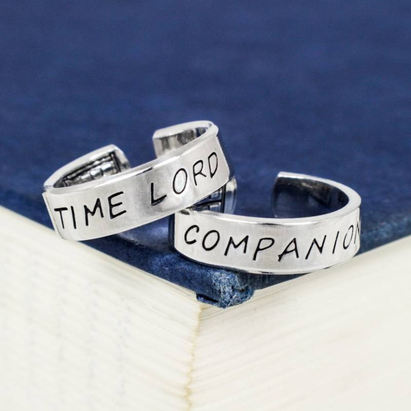 Time Lord Begleiter Ring Set Handgestempelte Aluminium Freundschaftsringe Time Lord Begleiter Ring Set Handgestempelte Aluminium Freundschaftsringe von fromtheinternet