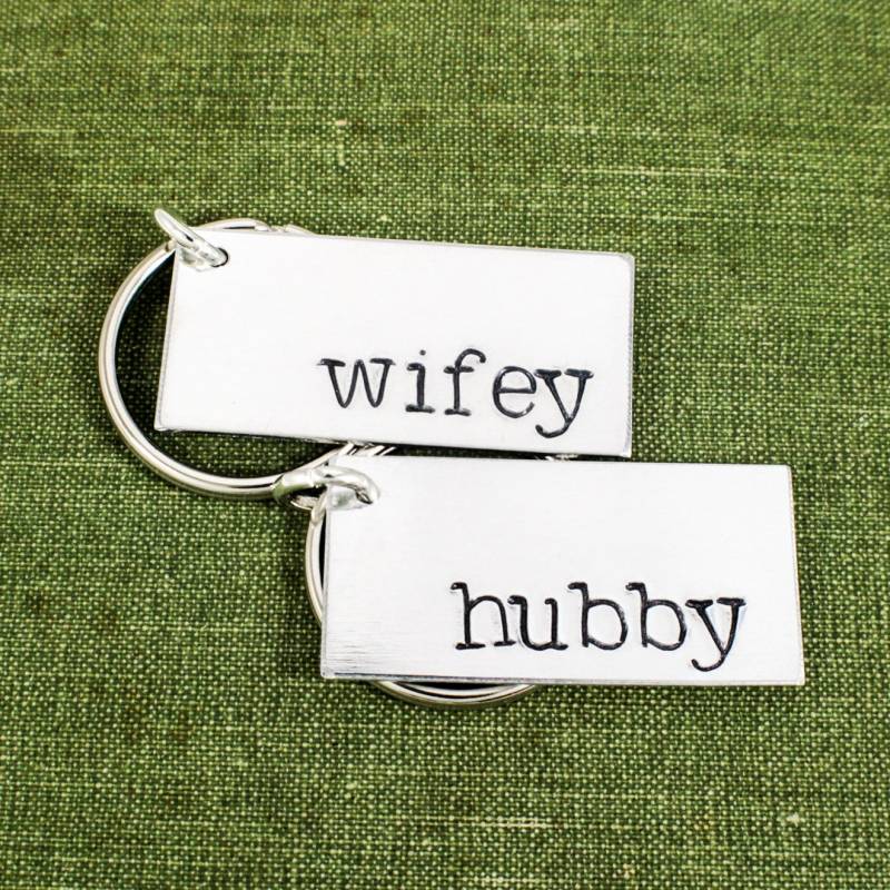 Wifey Hubby Schlüsselbund Set Hand Gestempelt Aluminium Valentinstag Geschenk Wifey Hubby Schlüsselbund Set Hand Gestempelt Aluminium Valentinstag Geschenk von fromtheinternet