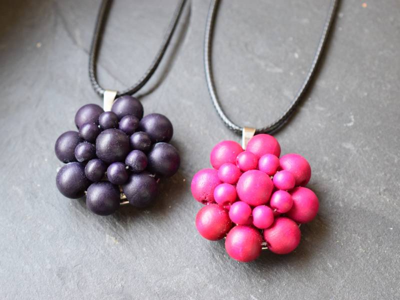Kettenanhänger Holzperlen Perlenblume 1970Er Magenta Rot Schwarz von froschtritsche