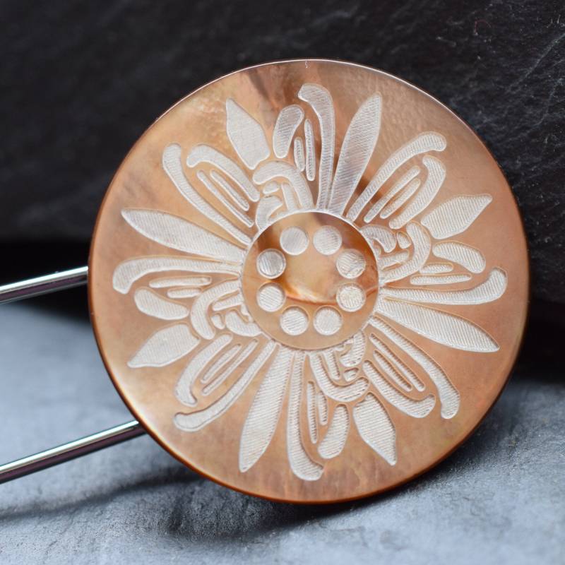 Perlmutt Schalnadel Blumenmotiv Silberfarben Perlmutt Schalnadel Blumenmotiv Silberfarben von froschtritsche