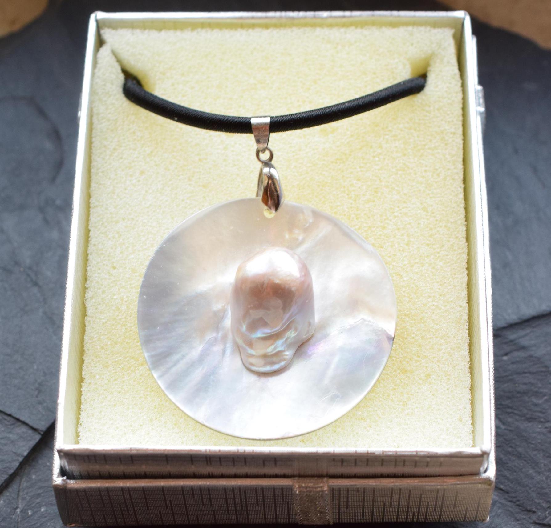 Perlmutt Scheibe Mit Baroque Perle Und Kette Anhänger Perlmutt Scheibe Mit Baroque Perle Und Kette Anhänger von froschtritsche