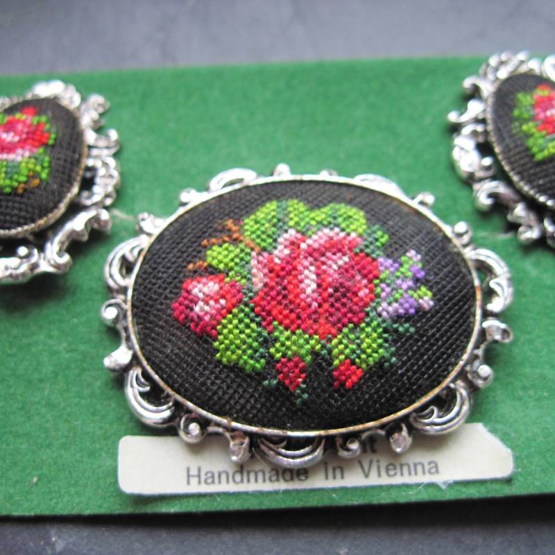 Wien Trachtenschmucken Set Bestickte Brosche Mit Ohrclips Petit Point Vintage 1950Er Wien Trachtenschmucken Set Bestickte Brosche Mit Ohrclips Petit Point Vintage 1950Er von froschtritsche