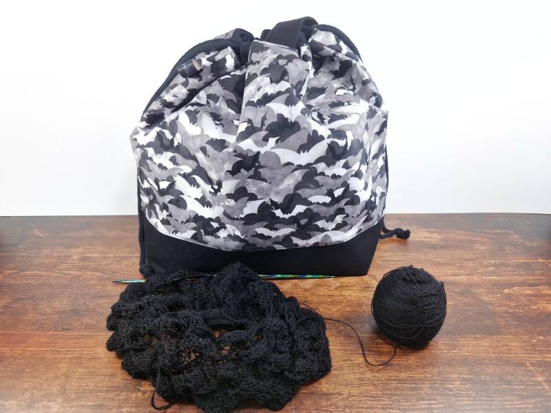 Projekttasche Flecktarn Fledermäuse Größe L Schwarz Grau Weiß von frostpfoetchen