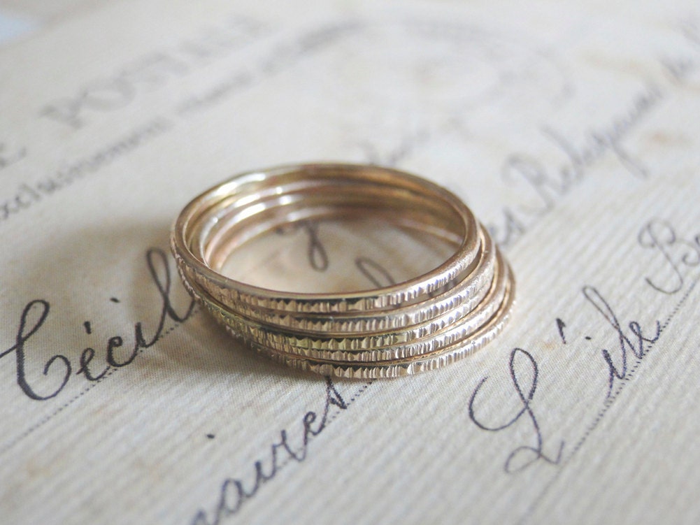 Gold Stapelringe - Set Von 5 Gold Stapelringe - Set Von 5 von fruitionjewelry