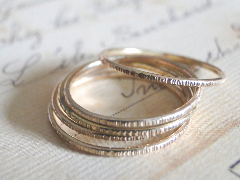 Schmaler Gold Band - Stapelring Schmaler Gold Band - Stapelring von fruitionjewelry