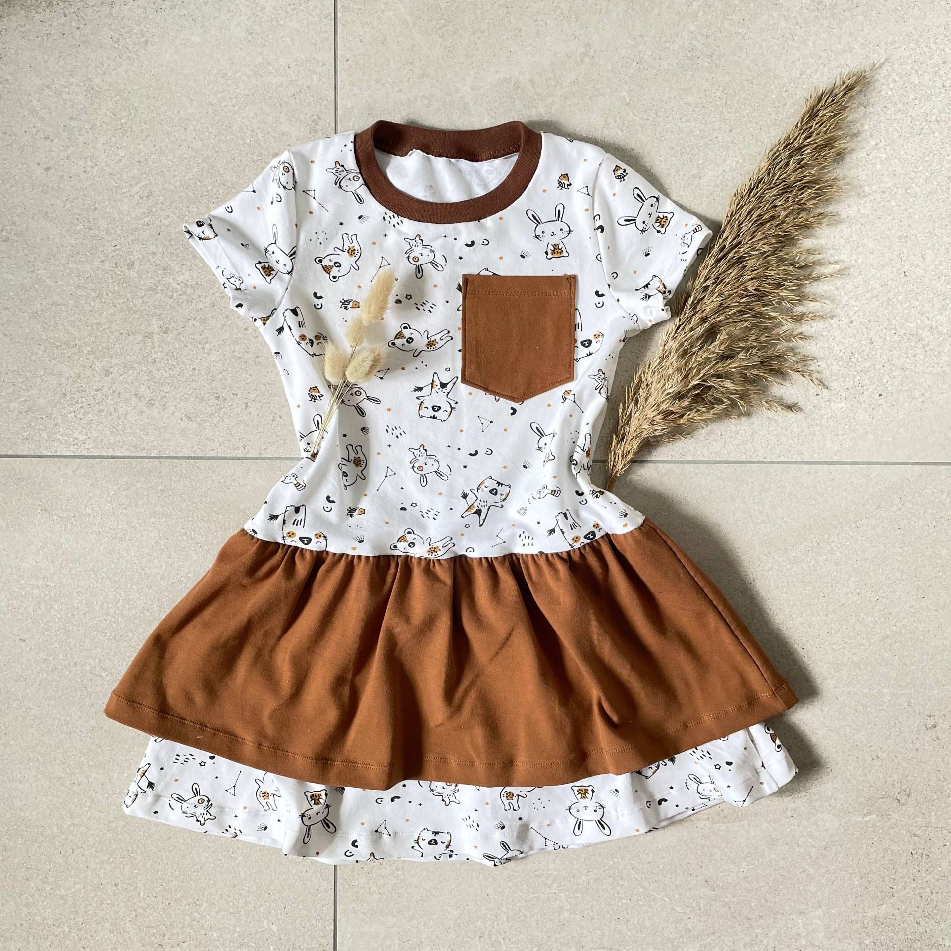 Handmade Volantkleid Kleid Aus Jersey Mit Brusttasche in Braun Und Tiermotiv Für Freizeit Schuleinführung Geburtstag Hochzeit Handmade Volantkleid Kleid Aus Jersey Mit Brusttasche in Braun Und Tiermotiv Für Freizeit Schuleinführung Geburtstag Hochzeit von fuchsiwawa