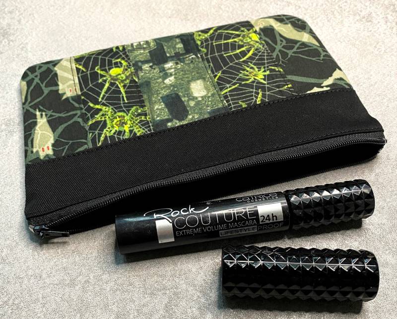 Graveyard Kosmetiktasche Medium Halloween Patchwork Grün Schwarz Gothic Tasche von fuersherz