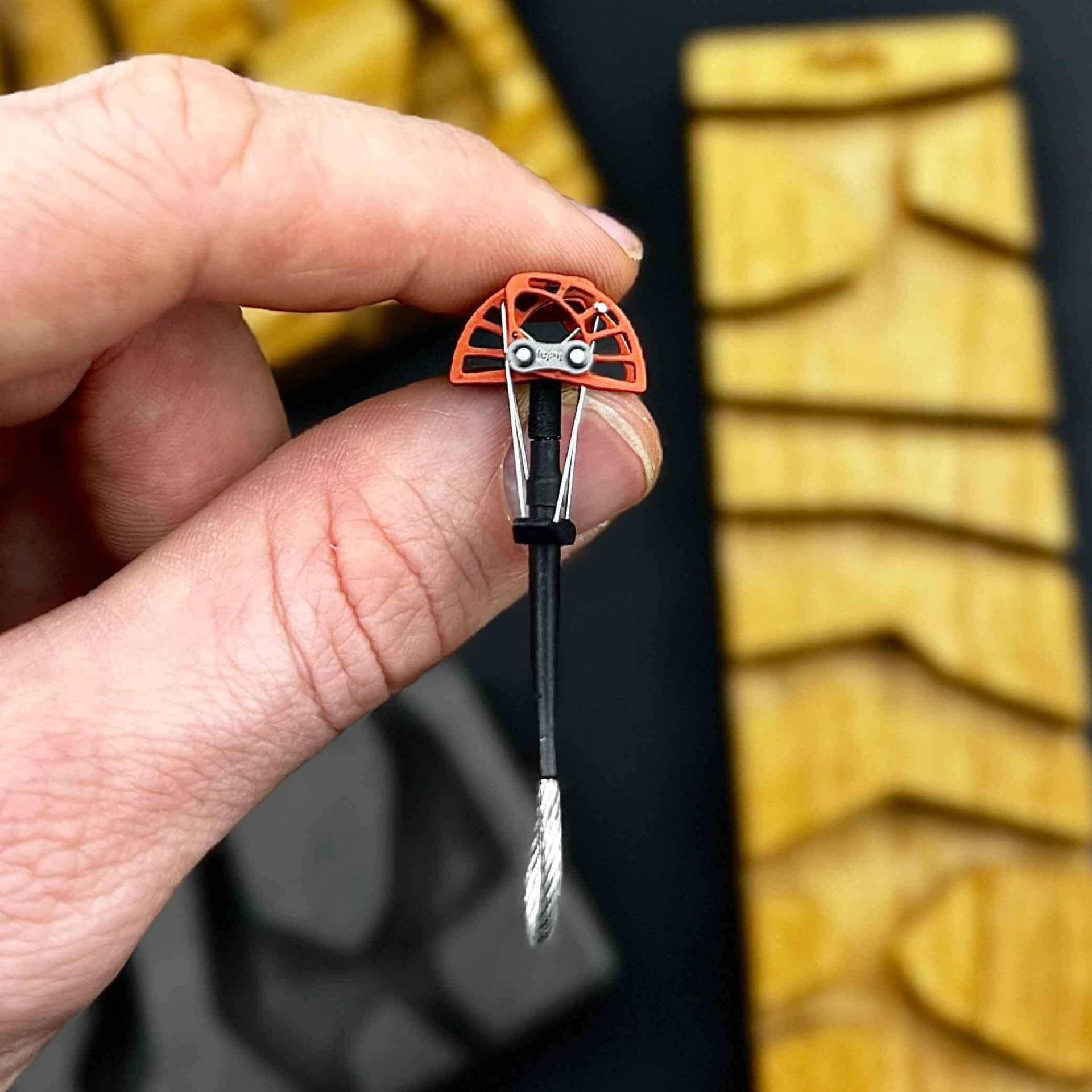Klettern Cam Schlüsselanhänger - Aluminium Miniatur Kletterausrüstung Für Kletterer Größe 1 Rot Klettern Cam Schlüsselanhänger - Aluminium Miniatur Kletterausrüstung Für Kletterer Größe 1 Rot von fujfujdesign
