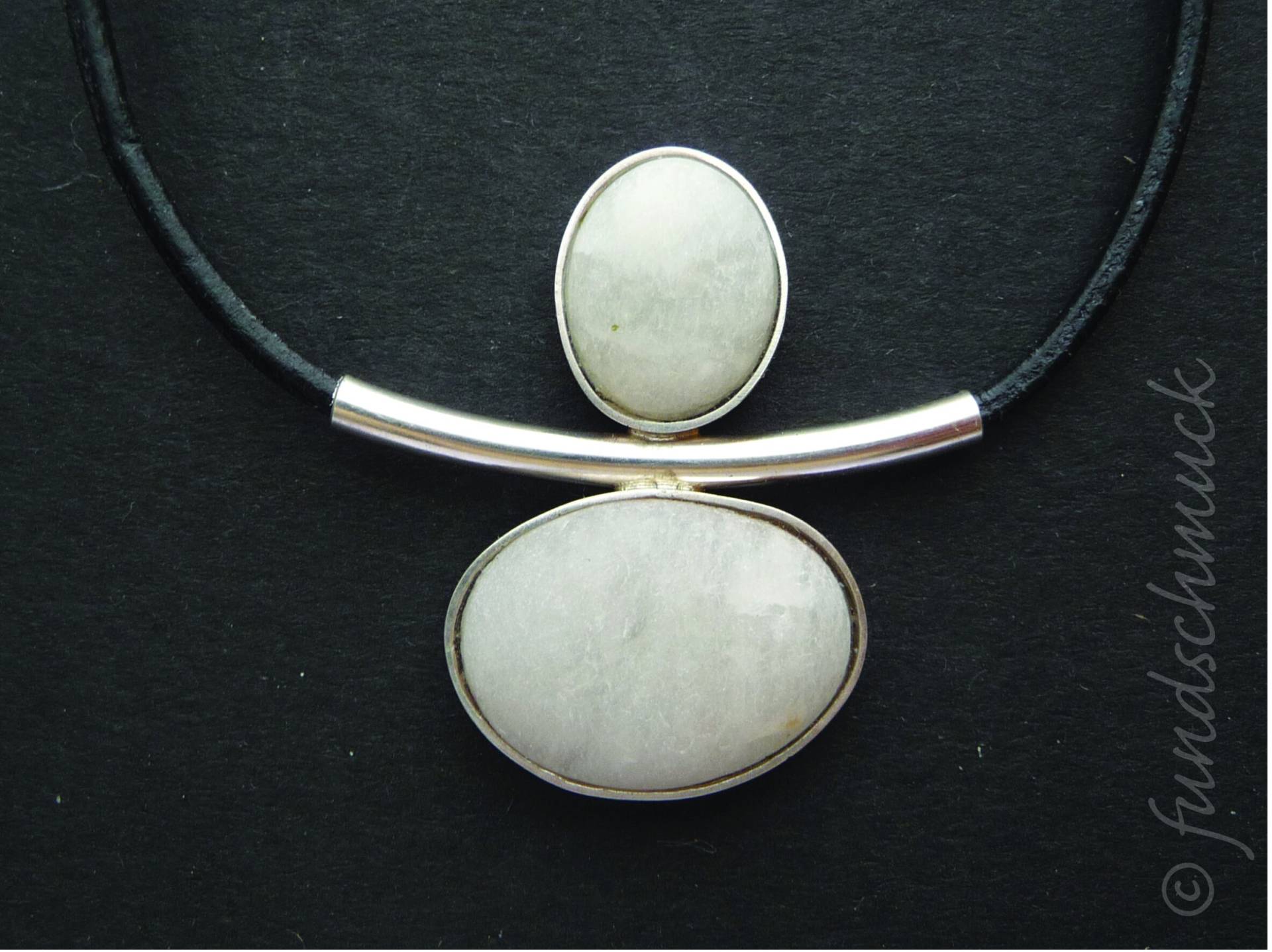 Unikat Halsschmuck Mit Weißen Kieseln in Silber Gefasst, Kette - Lederband Designer Schmuck Funschmuck Hochwertig Zeitlos von fundschmuck