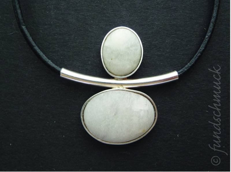 Unikat Halsschmuck Mit Weißen Kieseln in Silber Gefasst, Kette - Lederband Designer Schmuck Funschmuck Hochwertig Zeitlos von fundschmuck