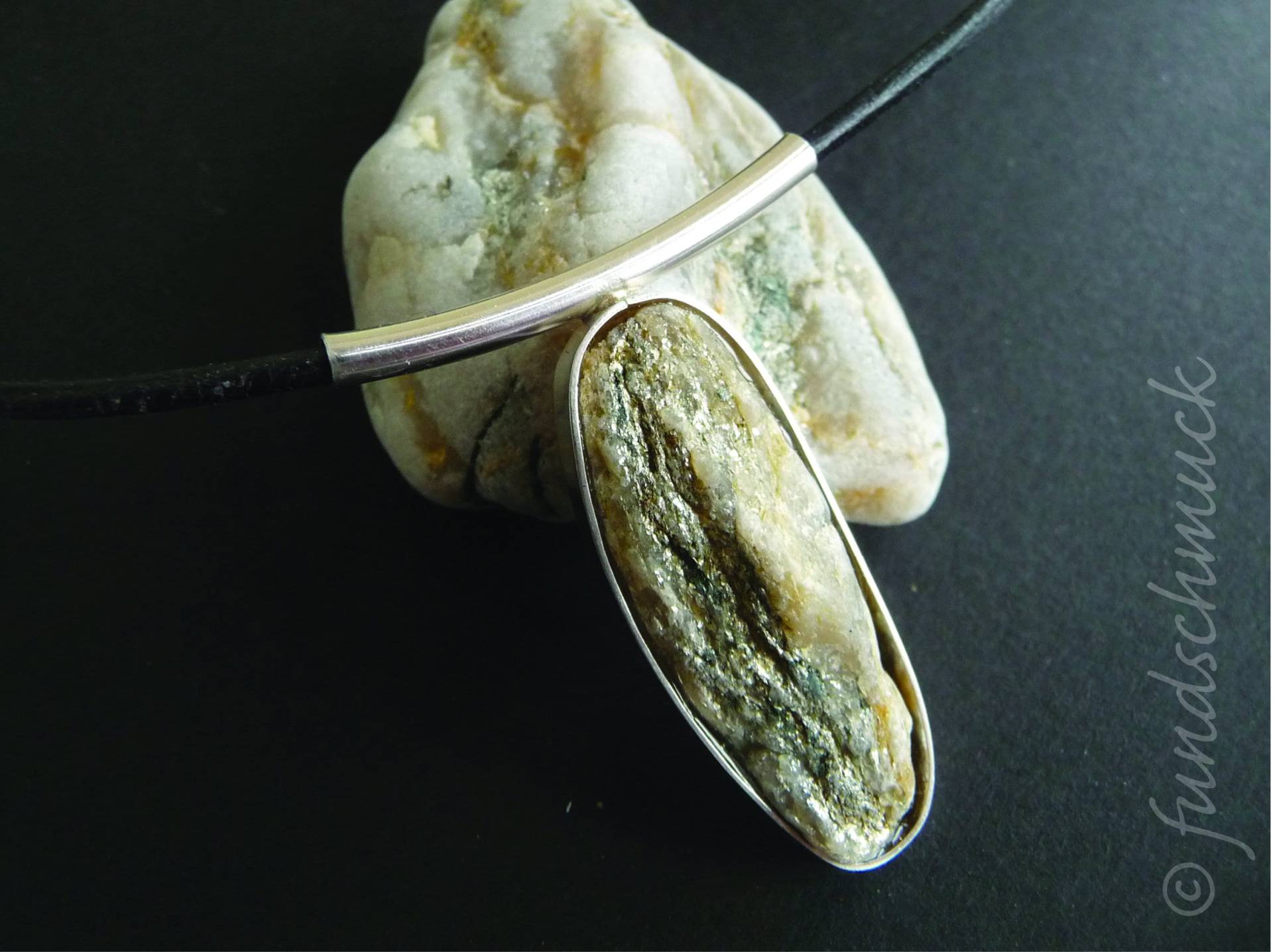 Unikat Kette Mit Glimmerschiefer in Silber Gefasst, Lederband - Designer Schmuck Funschmuck Hochwertig Zeitlos von fundschmuck