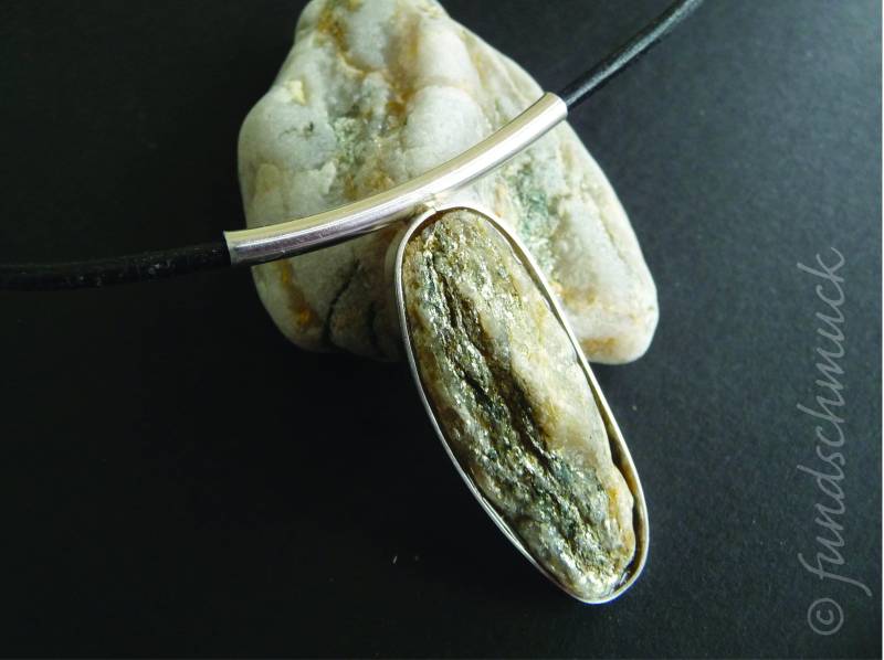 Unikat Kette Mit Glimmerschiefer in Silber Gefasst, Lederband - Designer Schmuck Funschmuck Hochwertig Zeitlos von fundschmuck