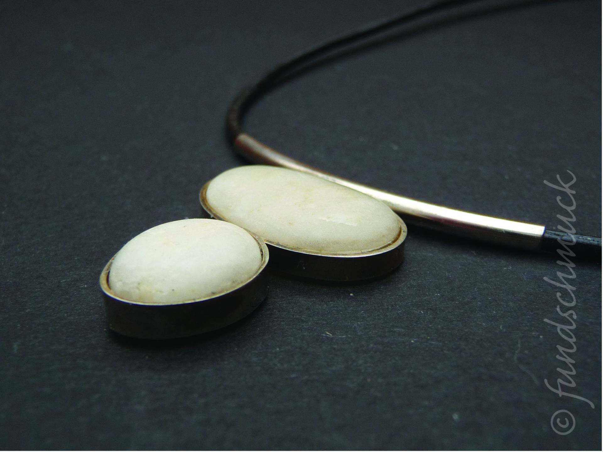 Unikat Kette Mit Weißen Kieseln in Silber Gefasst, Lederband - Designer Schmuck Funschmuck Hochwertig Zeitlos von fundschmuck