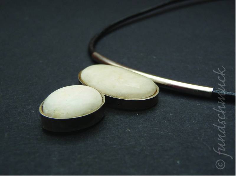 Unikat Kette Mit Weißen Kieseln in Silber Gefasst, Lederband - Designer Schmuck Funschmuck Hochwertig Zeitlos von fundschmuck