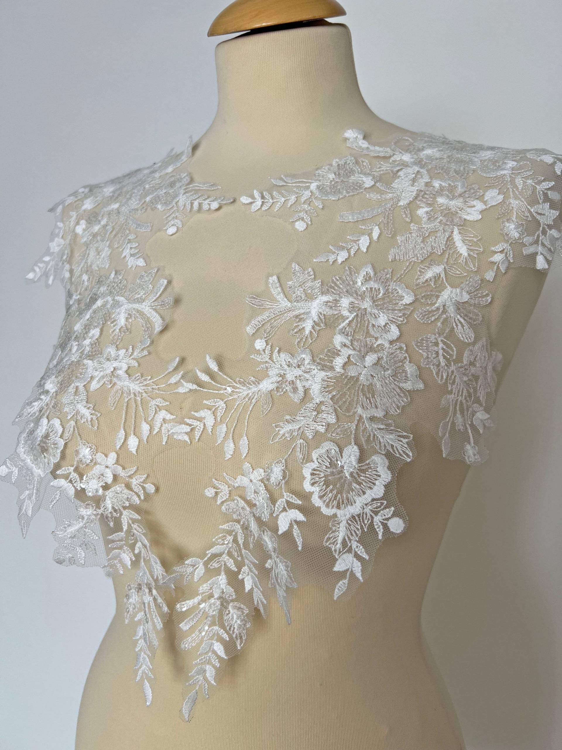 Spitzenapplikation Floral Hochzeit Kleid Spitzen Applikation Pailletten Spitze Brautkleid Abendkleid Milchweiß Spitzenapplikation Floral Hochzeit Kleid Spitzen Applikation Pailletten Spitze Brautkleid Abendkleid Milchweiß von fundtruhe