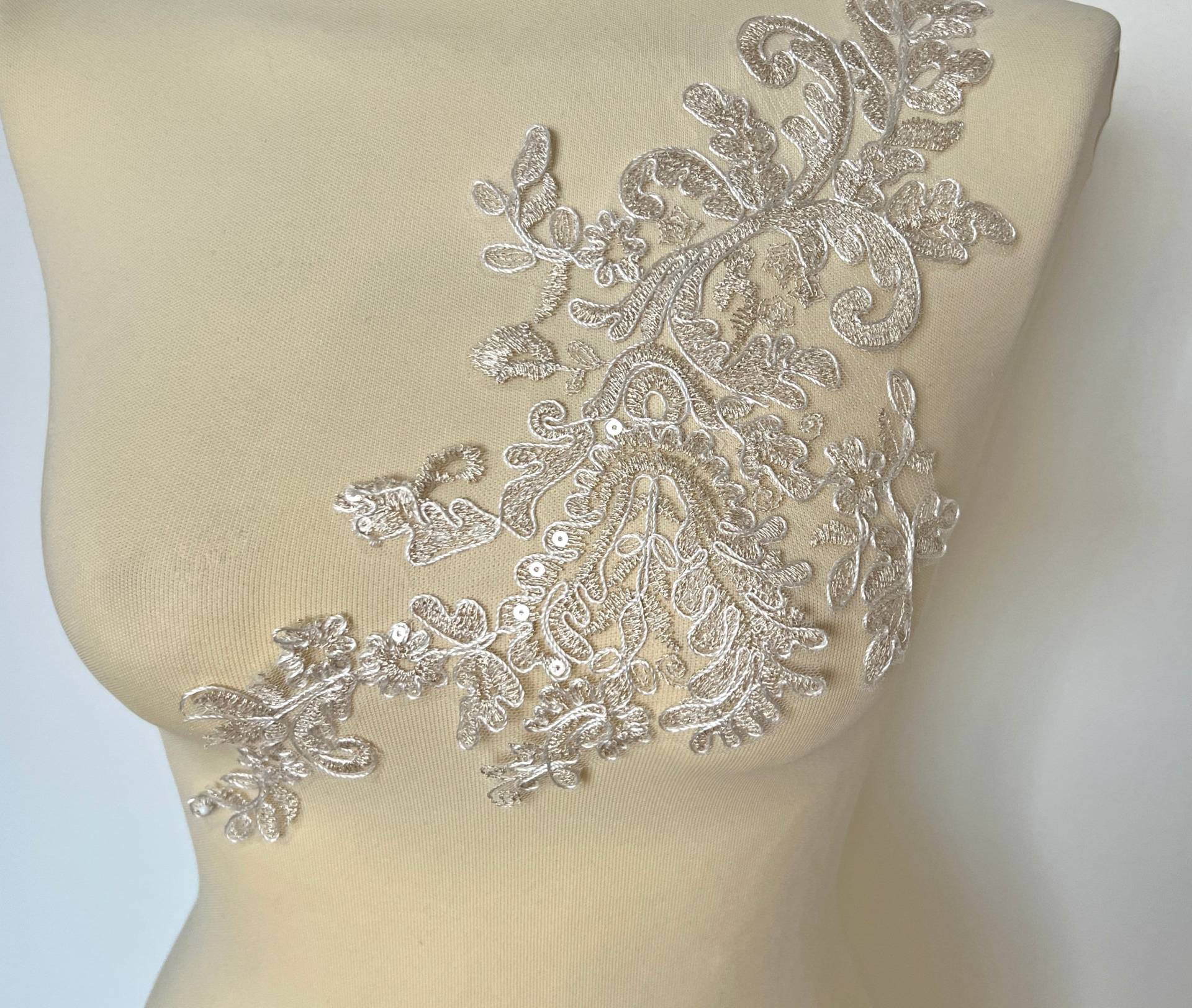 Spitzenapplikation Spitze Hochzeit Kleid Spitzen Applikation Patch Pailletten Floral Blätter Brautkleid Abendkleid von fundtruhe