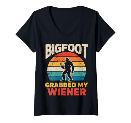 Damen Lustiger Retro-Bigfoot Grabbed My Wiener frecher Sasquatch-Witz T-Shirt mit V-Ausschnitt Damen Lustiger Retro-Bigfoot Grabbed My Wiener frecher Sasquatch-Witz T-Shirt mit V-Ausschnitt von funny Big Foot Grabbed My Wiener Lovers saying