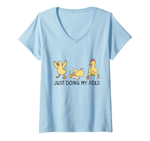 Damen Lustiges Zitat Just Doing My ADLs, niedliche und entspannende Ente T-Shirt mit V-Ausschnitt Damen Lustiges Zitat Just Doing My ADLs, niedliche und entspannende Ente T-Shirt mit V-Ausschnitt von funny Just Doing My ADLs Cute Duck Coffee Reading