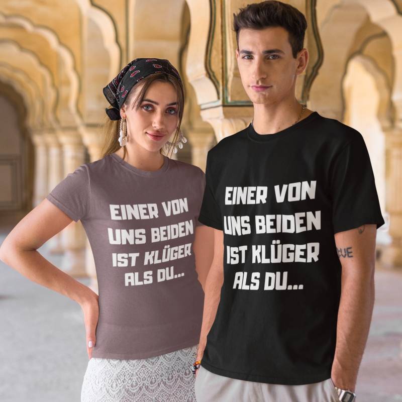 Einer Von Uns Beiden Ist Klüger Als Du T-Shirt Witzige Geschenkidee Kurzärmeliges Unisex-T-Shirt von funnyShirty