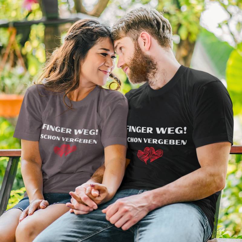 Finger Weg Schon Vergeben - Partnershirt Pärchen Beziehungs T-Shirt, Valentinsgeschenke, Valentinstag Unisex-T-Shirt von funnyShirty