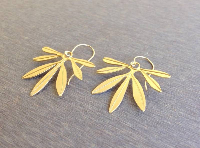 Palm Leaf Ohrringe, Zierliche Blätter Blattgold, Schmuck, Brautjungfer Geschenk, Bridal Baumeln Ohrringe von funnybunnyjewelry