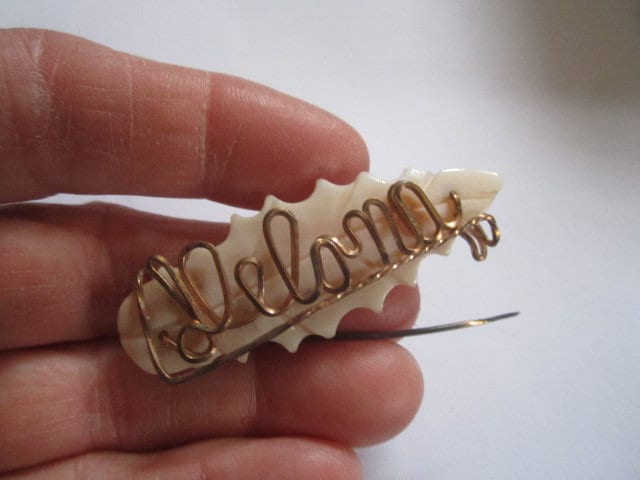 Jahrgang Der 1920Er Jahre Gold Füllen Draht Und Geschnitzte Mutter Perle Blatt Delora Name Brosche von funoldstuff