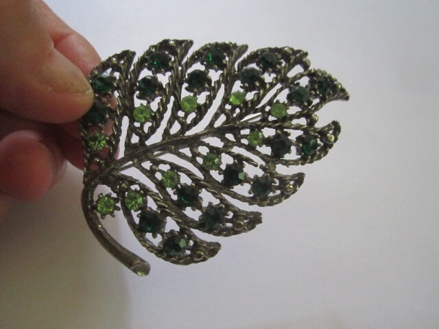Jahrgang Mitte Jahrhundert Großen, Grünen Strass Silvertone Figürliche Blatt Brosche von funoldstuff