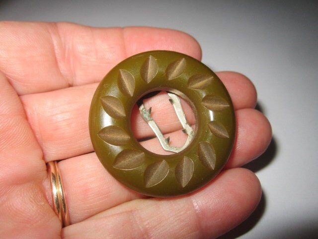 Vintage Art-Deco Geschnitzt Olivgrün Runde Bakelit-Kleid-Clip-Brosche von funoldstuff