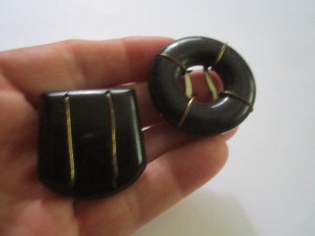 Vintage Art-Deco Menge 2 Schwarze Bakelit-Kleid-Clips von funoldstuff