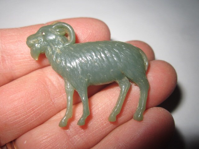 Vintage Mid Century Grüne Plastik Ram Astrologie Zeichen Widder von funoldstuff