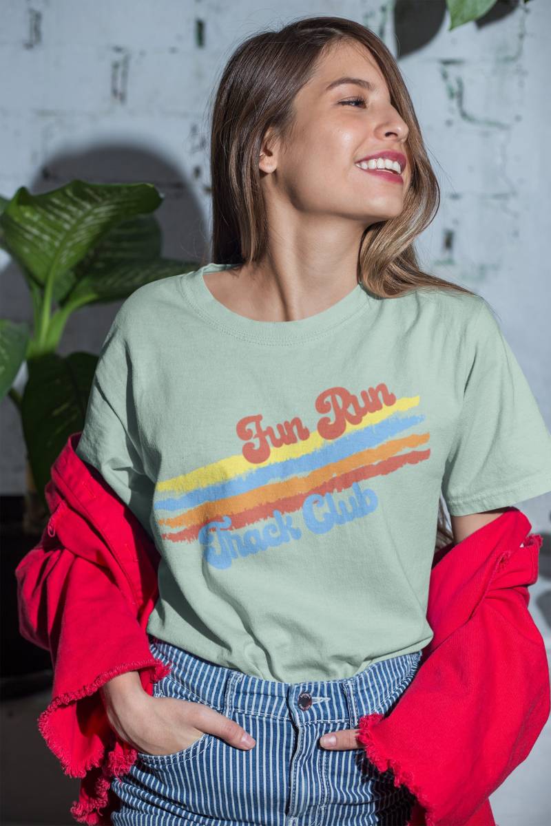 Original Spaß Laufen Track Club Retro-Grafik-T-Shirt Retro-Skript Kurzarm Unisex T-Shirt von funruntrackclub