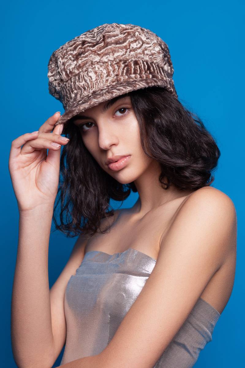 Astrakhan Onyx Baker Boy Mütze, Vegan Pelz Schiebermütze von furamur