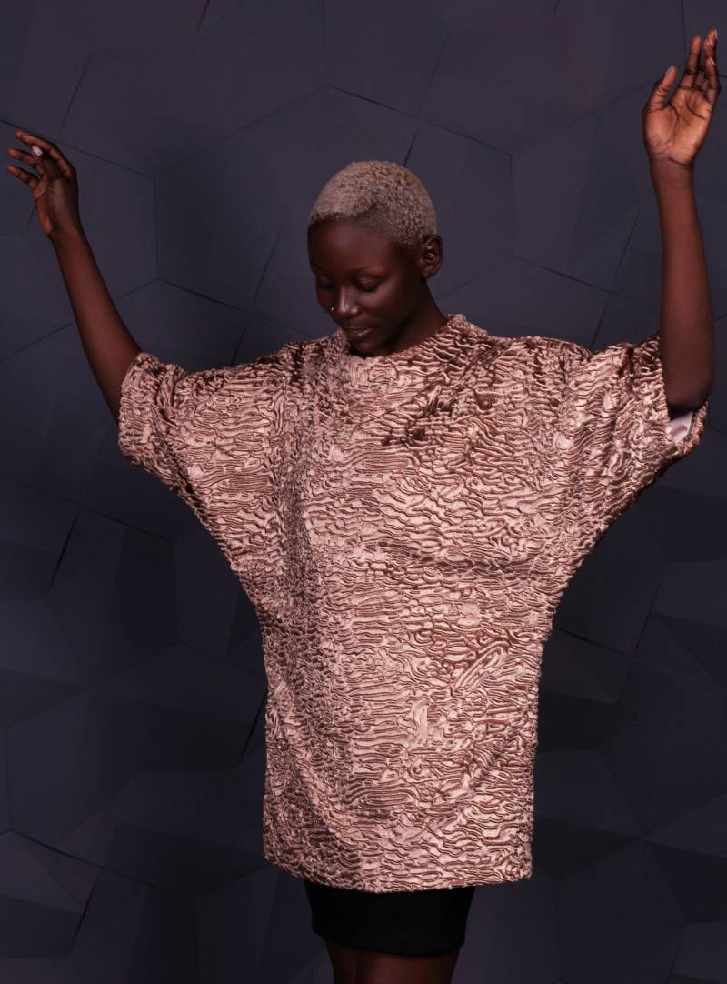 Fledermaus Style Pullover. Weitarm Mode Eleganter Gold Sweater. Astrachan Exklusive Öko-Pelze Von Tissavel | Frankreich von furamur