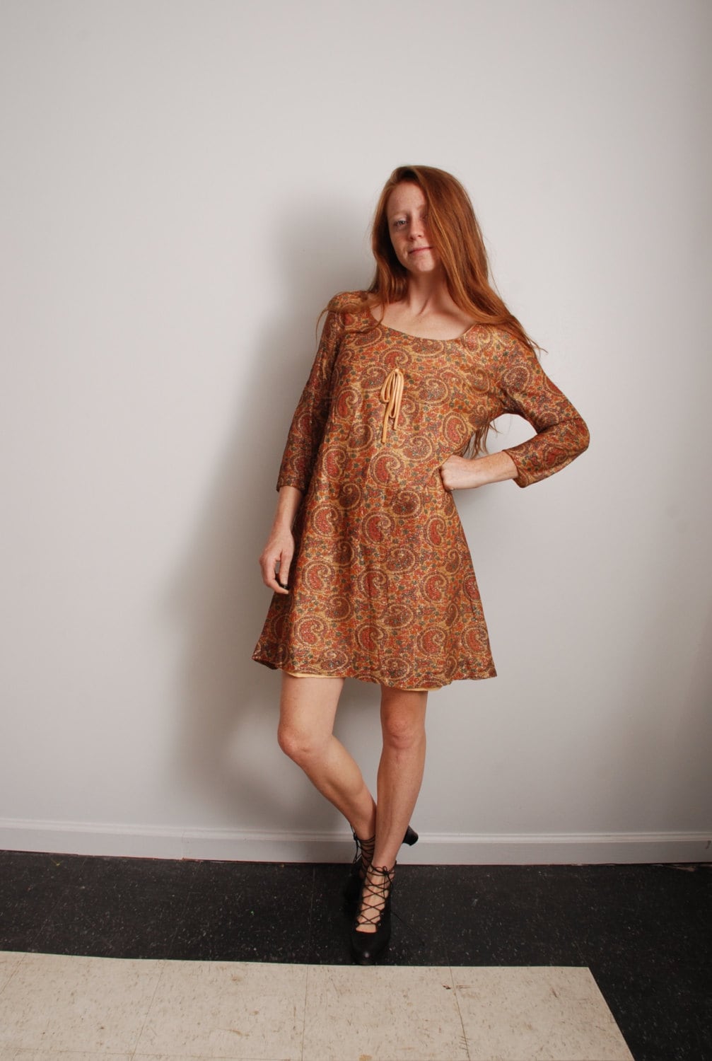 60Er Jahre Kleines Paisley Print Gold Psychedelisch Kurzes Mini Urlaub Party Empire Taille Langarm Kleid Damen Vintage Kleidung von furhatguild