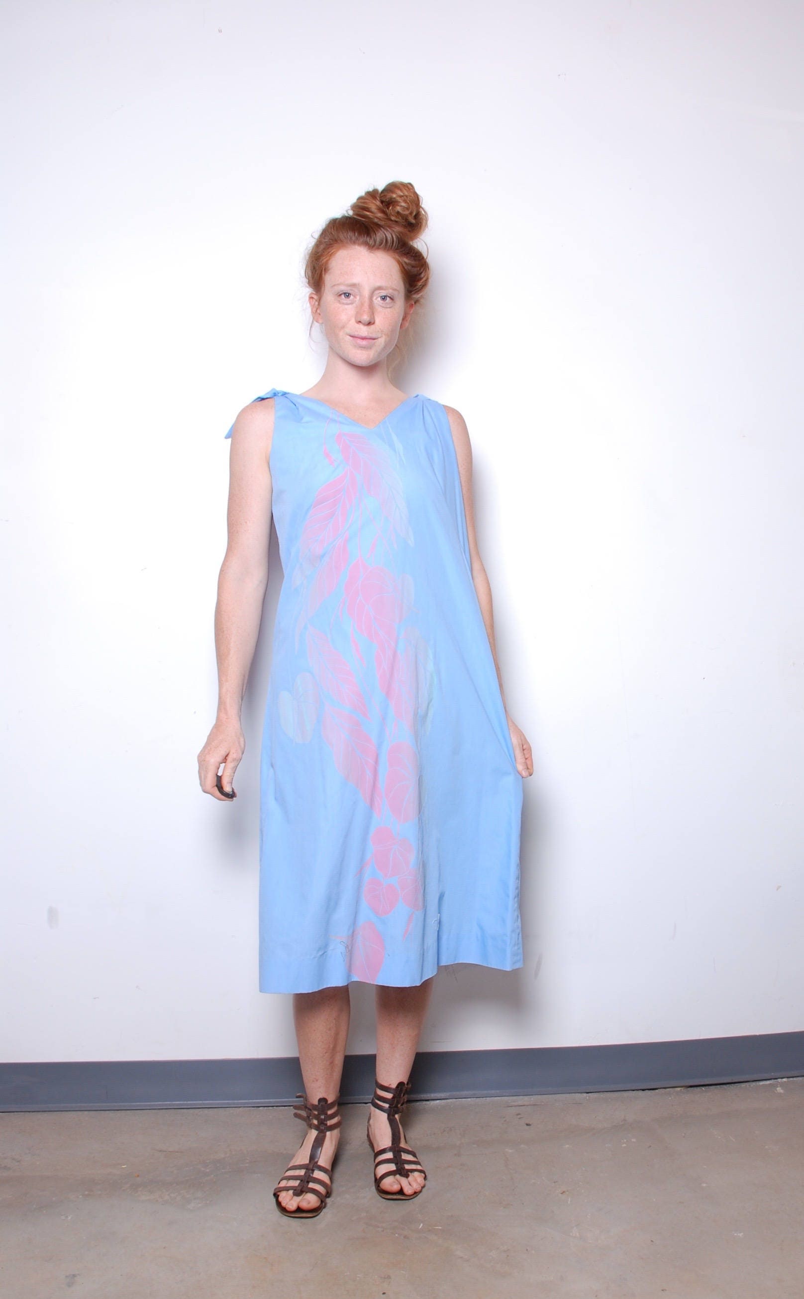 80Er Jahre Großes Hawaii-Bluse Kaftan Baby Blau Regenbogen Blatt Krawatte Schultern Etuikleid Damen Vintage-Kleidung Boho Sommer Strand Vertuschung 80Er Jahre Großes Hawaii-Bluse Kaftan Baby Blau Regenbogen Blatt Krawatte Schultern Etuikleid Damen Vintage-Kleidung Boho Sommer Strand Vertuschung von furhatguild