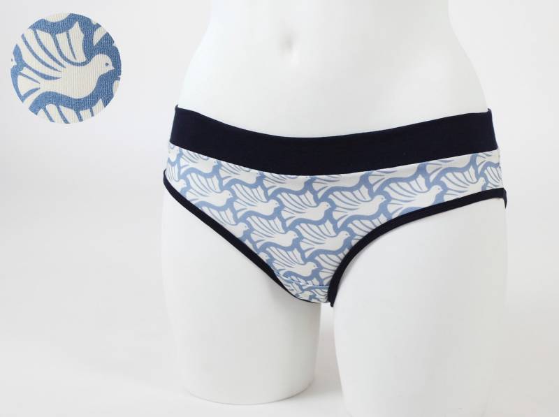 Damen-Unterhose Hellblau Mit Weißen Tauben Bio-stoffe von fuxandfriends