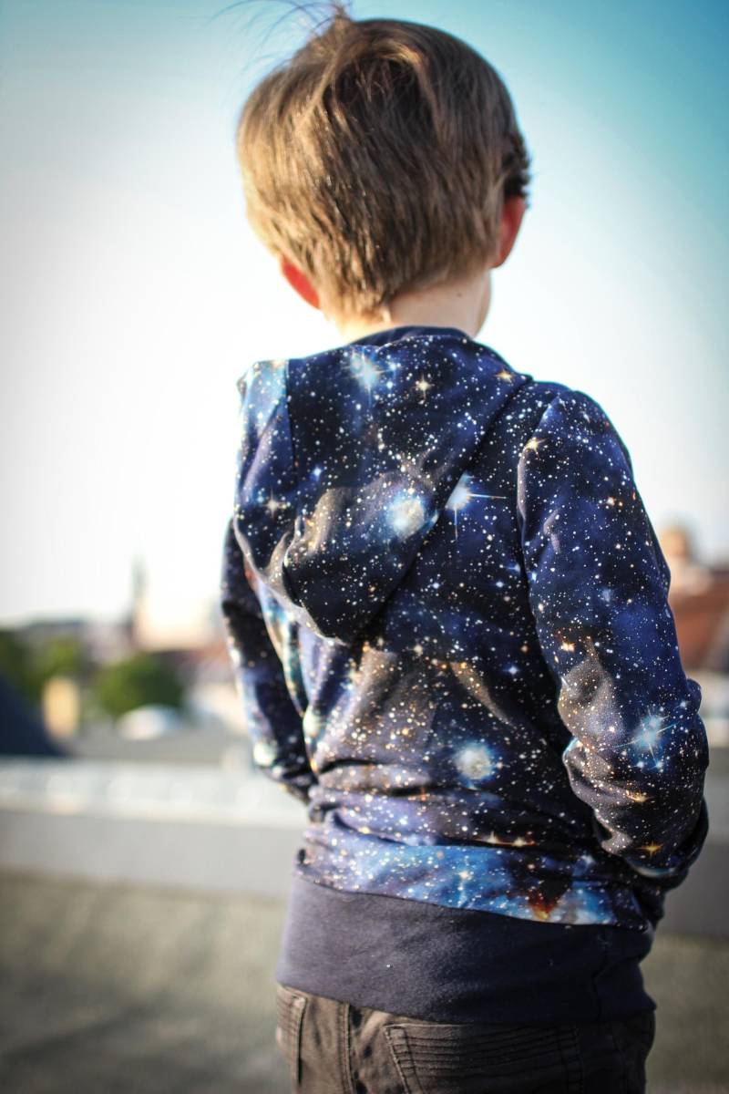 Dünner Kinder-Kapuzenpulli Blue Galaxy, Leichter Kinder-Hoodie, Sommerpulli Aus Öko-Sommersweat von fuxandfriends