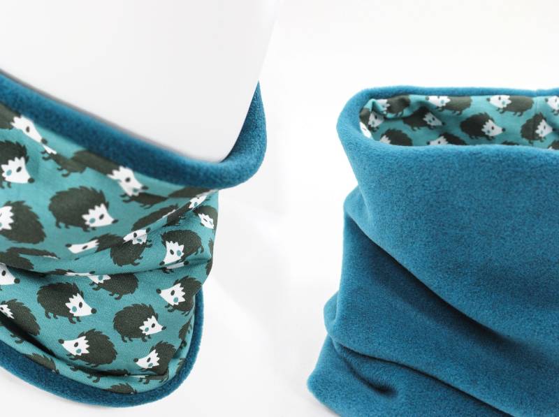 Fleece-Loopschal Zum Wenden Petrol Und Igel von fuxandfriends
