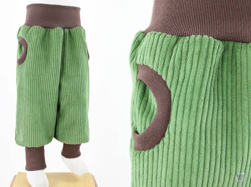 Grüne Tobehose Aus Breitcord Mit Taschen Und Hellbraunen Mitwachsbündchen, Passt Weit Über Die Grundgröße Hinaus von fuxandfriends