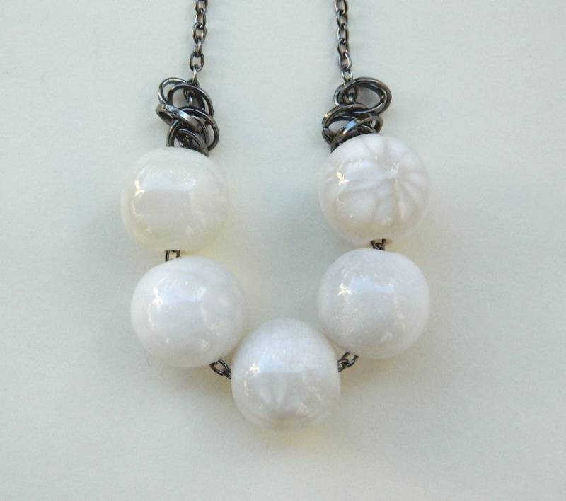 Weiße Harz Halskette - Weiße Halskette, Grau Elfenbein Bid Große Kugeln Perlen Gunmetal, Rustikale von gabeadz