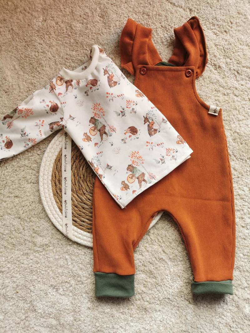 Baby Latzhose Set Langarmshirt Waldtiere Babyoutfit Babyset Shirt Rüschen Hose Baby Latzhose Set Langarmshirt Waldtiere Babyoutfit Babyset Shirt Rüschen Hose von gaenschenentlein