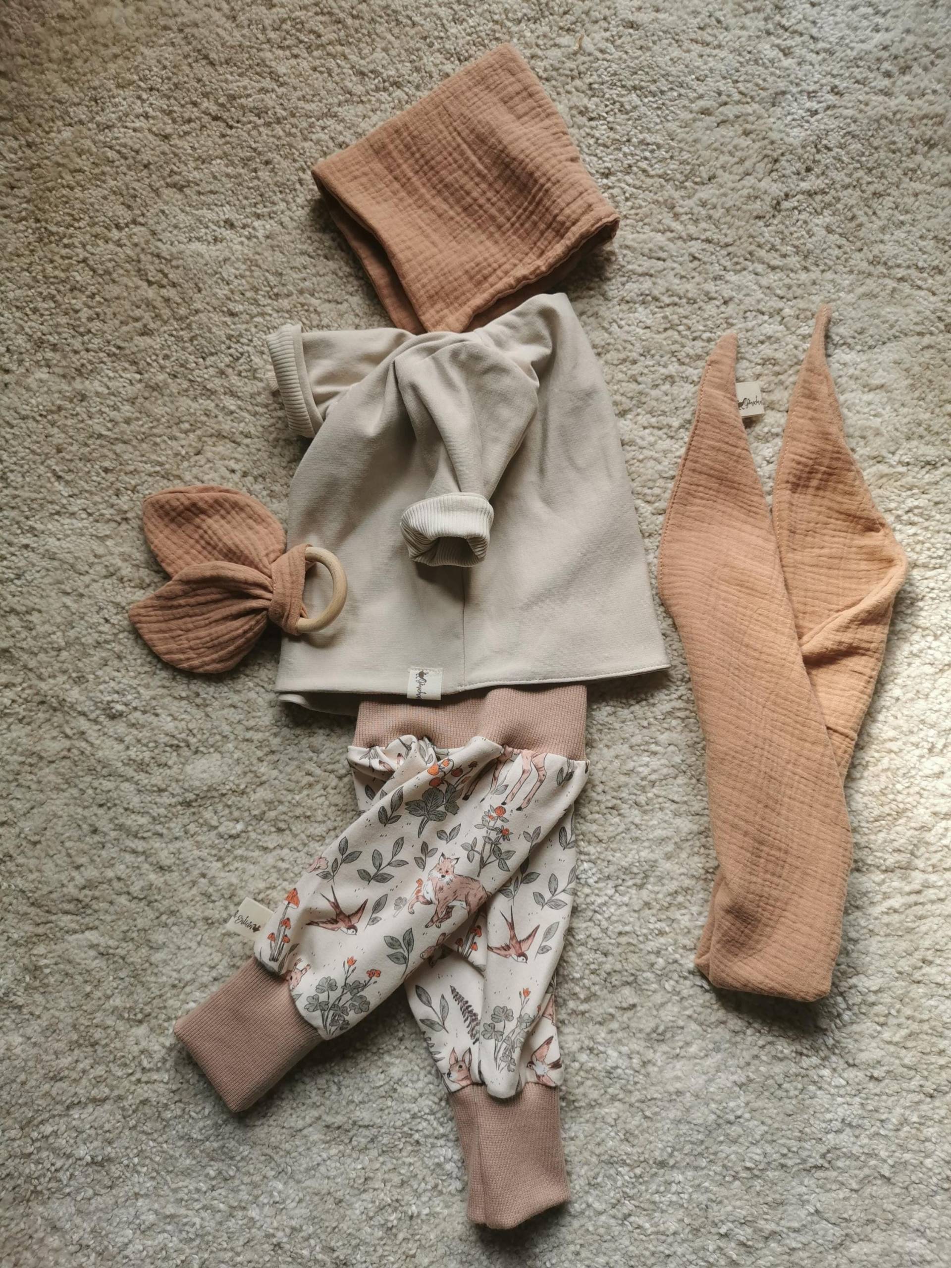 Newborn Set Baby Homecoming Outfit Geburtsgeschenk Babyset Wickeljacke Pumphose Newbornset Mütze Halstuch Greifling Newborn Set Baby Homecoming Outfit Geburtsgeschenk Babyset Wickeljacke Pumphose Newbornset Mütze Halstuch Greifling von gaenschenentlein
